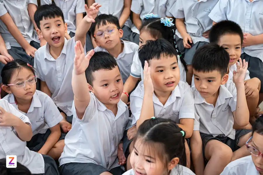 Đối với học sinh lớp 1-2: Với vốn đọc còn hạn chế, cô My thường đọc sách cho các em nghe. Sau đó, trẻ sẽ thực hiện các hoạt động sáng tạo như vẽ bìa sách hay làm bookmark theo chủ đề, giúp củng cố nội dung và phát huy trí tưởng tượng. Đối với học sinh lớp 3-5: Ở lứa tuổi này, các em đã có vốn đọc khá phong phú. Giáo viên sẽ giới thiệu các đầu sách mới, khuyến khích các em tự tìm hiểu thêm tại nhà hoặc mượn sách từ thư viện. Các hoạt động nhóm sôi nổi như đóng kịch, vẽ sơ đồ tư duy, thảo luận về sách hoặc sáng tạo các sản phẩm dựa trên thơ ca được triển khai, giúp các em tương tác sâu hơn với nội dung và phát triển tư duy phản biện.