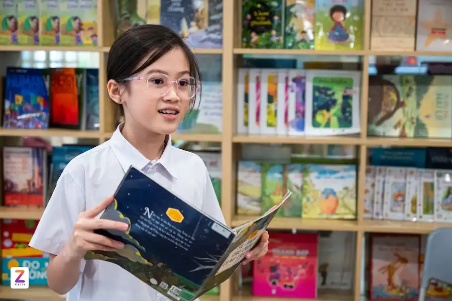 Đối với học sinh lớp 1-2: Với vốn đọc còn hạn chế, cô My thường đọc sách cho các em nghe. Sau đó, trẻ sẽ thực hiện các hoạt động sáng tạo như vẽ bìa sách hay làm bookmark theo chủ đề, giúp củng cố nội dung và phát huy trí tưởng tượng. Đối với học sinh lớp 3-5: Ở lứa tuổi này, các em đã có vốn đọc khá phong phú. Giáo viên sẽ giới thiệu các đầu sách mới, khuyến khích các em tự tìm hiểu thêm tại nhà hoặc mượn sách từ thư viện. Các hoạt động nhóm sôi nổi như đóng kịch, vẽ sơ đồ tư duy, thảo luận về sách hoặc sáng tạo các sản phẩm dựa trên thơ ca được triển khai, giúp các em tương tác sâu hơn với nội dung và phát triển tư duy phản biện.