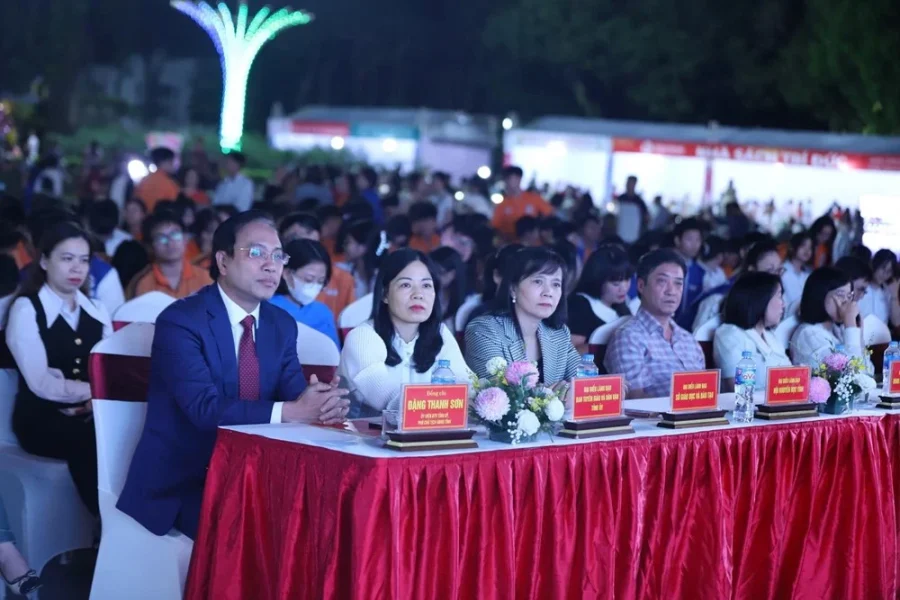 Đại biểu và học sinh tham quan các gian hàng tại Ngày Sách và Văn hóa đọc Việt Nam 2026 ở Ninh Bình