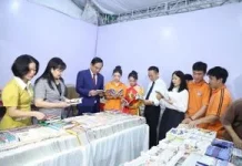 Đại biểu và học sinh tham quan các gian hàng tại Ngày Sách và Văn hóa đọc Việt Nam 2026 ở Ninh Bình