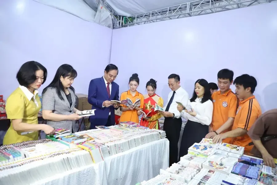 Đại biểu và học sinh tham quan các gian hàng tại Ngày Sách và Văn hóa đọc Việt Nam 2026 ở Ninh Bình
