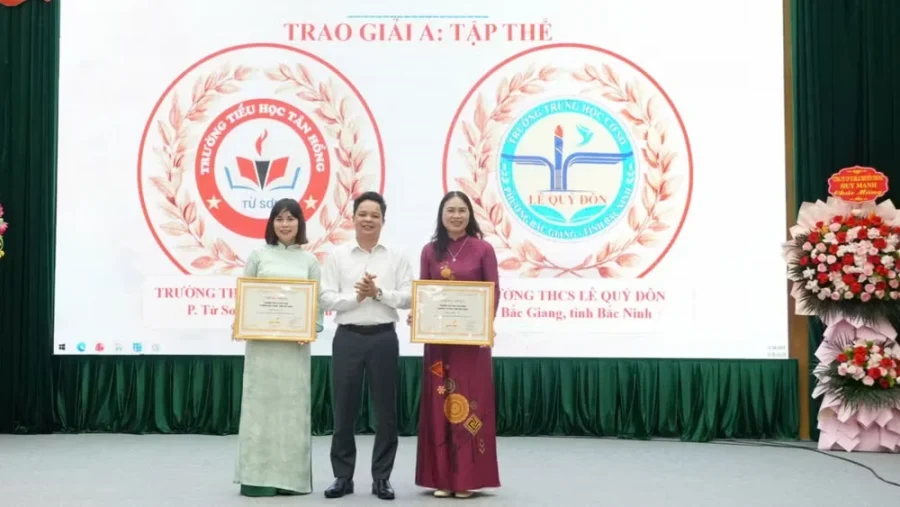 Ban tổ chức trao giải cho các học sinh xuất sắc trong cuộc thi vẽ tranh theo sách tại Bắc Ninh