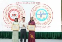 Bắc Ninh: Lan tỏa văn hóa đọc qua cuộc thi ‘Vẽ tranh theo sách’ đầy sắc màu Ban tổ chức trao giải cho các học sinh xuất sắc trong cuộc thi vẽ tranh theo sách tại Bắc Ninh