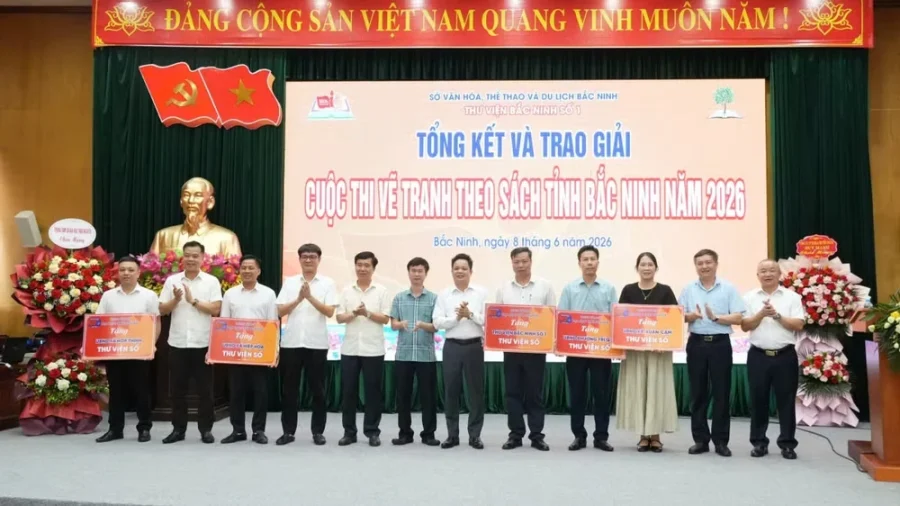 Ban tổ chức trao giải cho các học sinh xuất sắc trong cuộc thi vẽ tranh theo sách tại Bắc Ninh