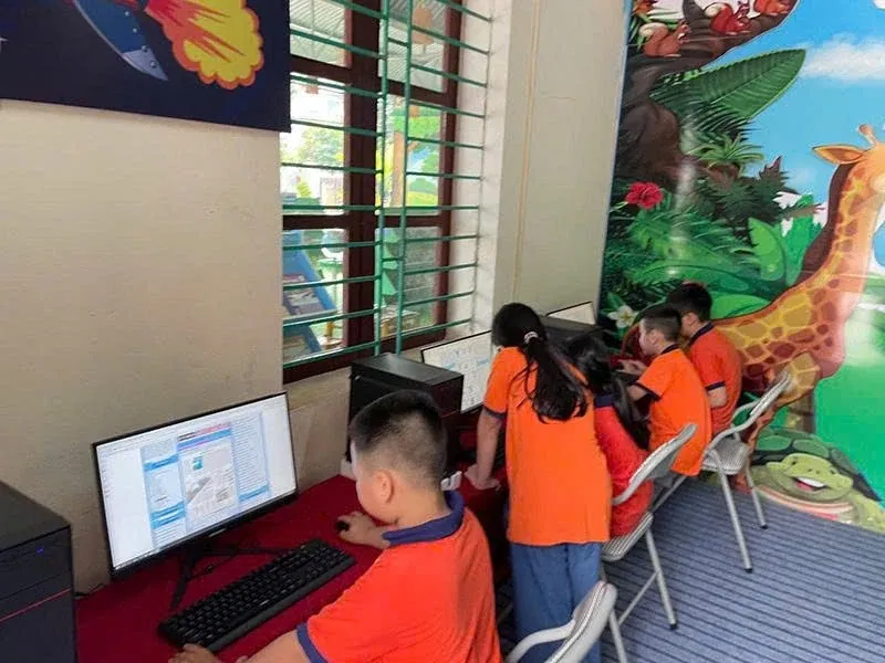 Học sinh tiểu học trải nghiệm hoạt động đọc sách tại thư viện số hiện đại