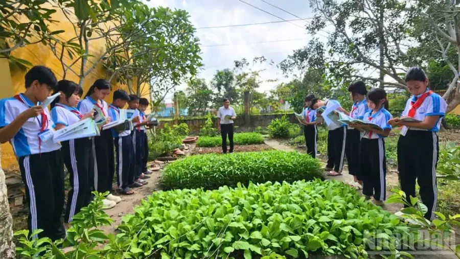 Học sinh và người dân cùng đọc sách tại thư viện cộng đồng ở nông thôn