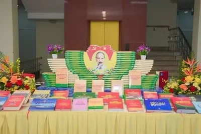 Chiến sĩ quân đội đang đọc sách tại thao trường