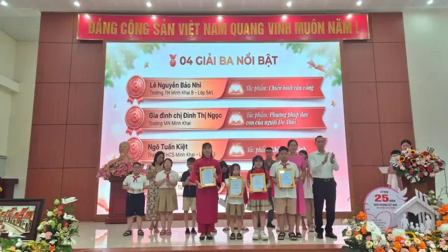 Gia đình cùng nhau đọc sách và xây dựng tủ sách tại nhà