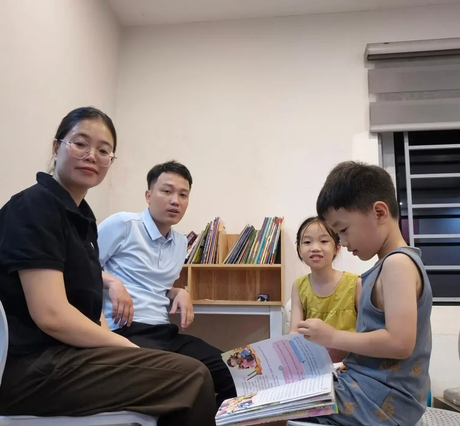 Gia đình cùng nhau đọc sách và xây dựng tủ sách tại nhà