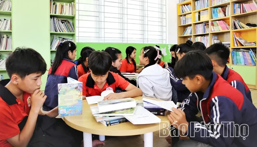 Học sinh tại Phú Thọ đọc sách trong không gian thư viện trường học