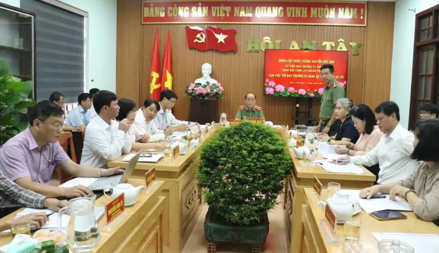 Quang cảnh buổi làm việc về phát triển kinh tế xã hội tại phường Hội An Tây