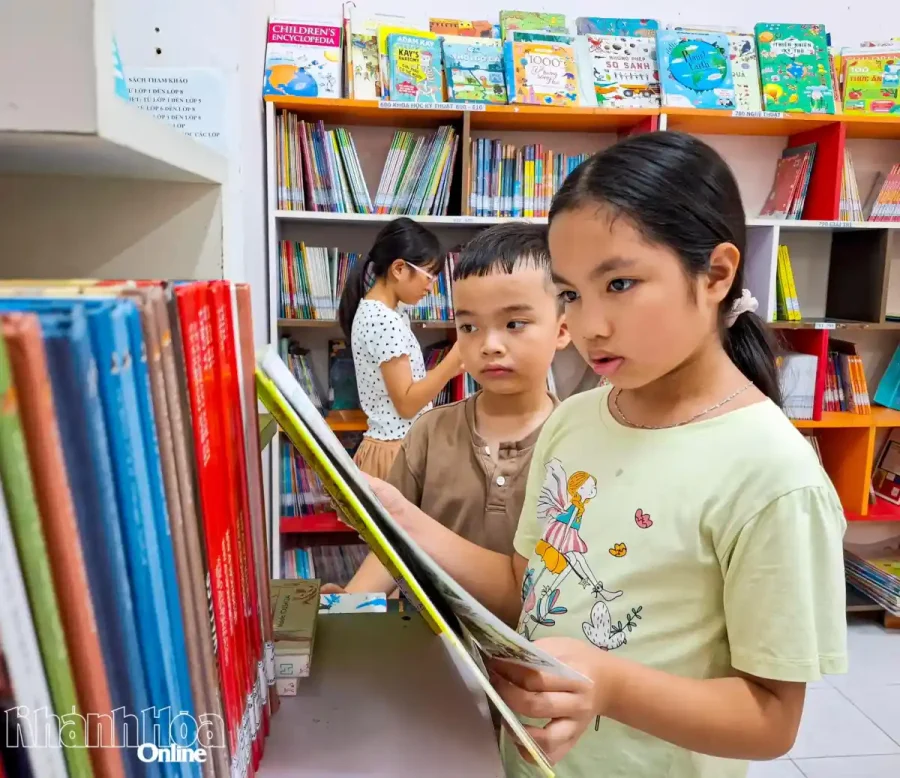 Thiếu nhi đọc sách tại không gian xanh của Thư viện tỉnh trong mùa hè