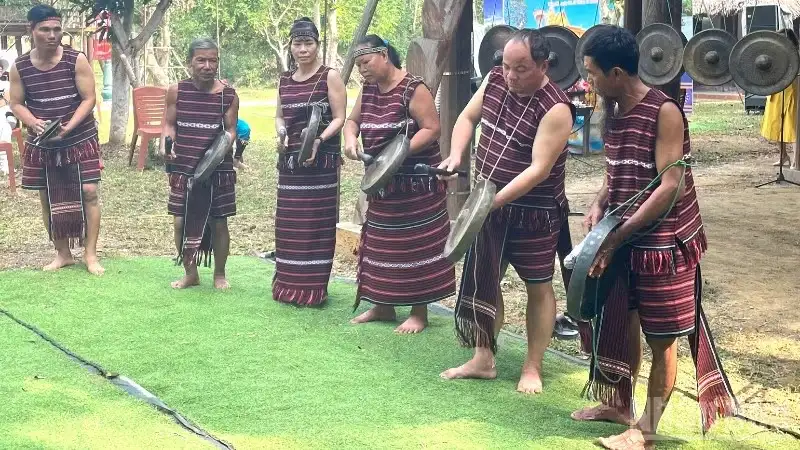 Nghệ nhân biểu diễn nhạc cụ truyền thống tại Làng Văn hóa-Du lịch các dân tộc Việt Nam