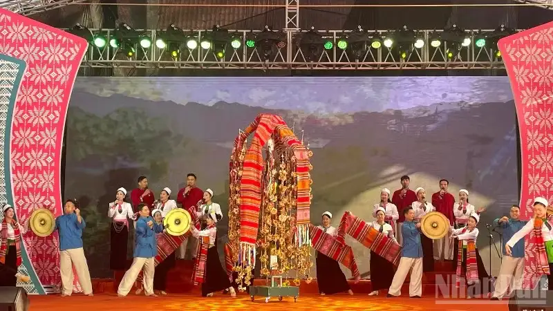 Nghệ nhân biểu diễn nhạc cụ truyền thống tại Làng Văn hóa-Du lịch các dân tộc Việt Nam