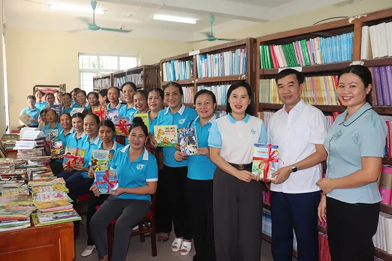 Lễ trao tặng 500 đầu sách cho thư viện xã Nga Sơn
