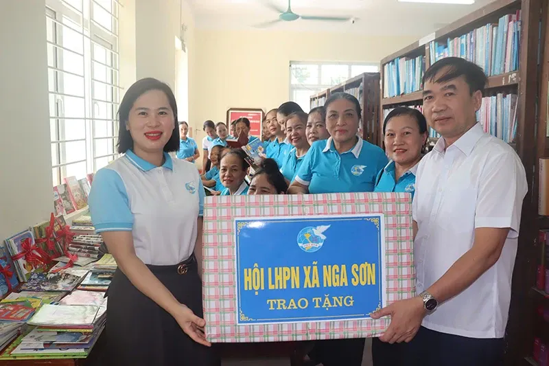 Lễ trao tặng 500 đầu sách cho thư viện xã Nga Sơn