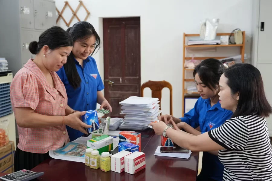 Nhân viên hỗ trợ tại trường học thực hiện công việc hành chính sau chính sách phụ cấp mới