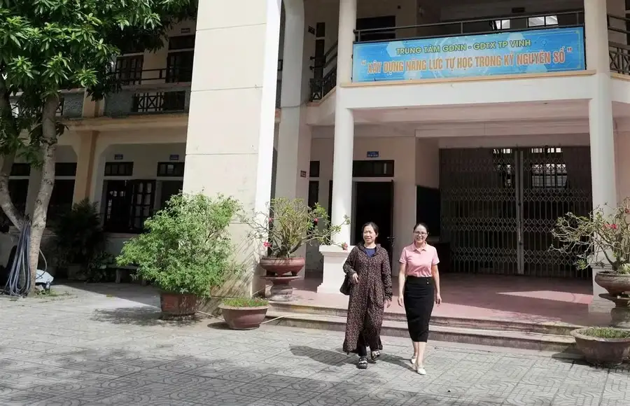 Nhân viên hỗ trợ tại trường học thực hiện công việc hành chính sau chính sách phụ cấp mới