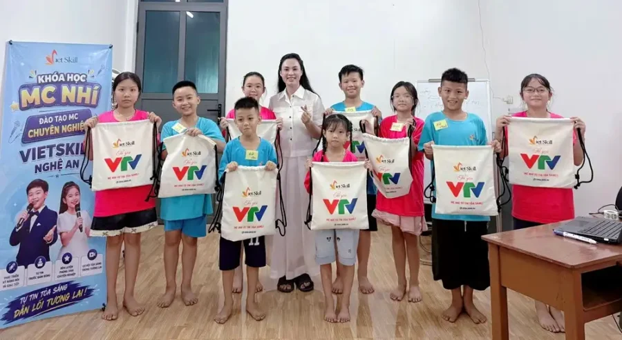 Cô giáo Nguyễn Cao Huyền Thương cùng học sinh tham gia dự án Thư viện Sách nói