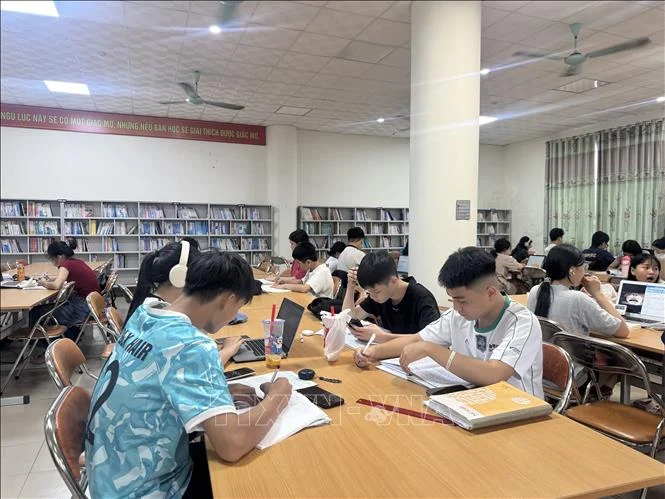 Học sinh đọc sách tại phòng đọc Thư viện tỉnh Hà Tĩnh trong dịp hè
