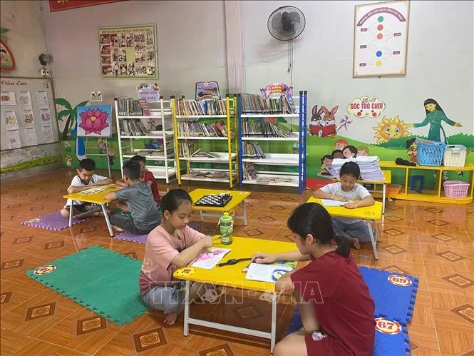 Học sinh đọc sách tại phòng đọc Thư viện tỉnh Hà Tĩnh trong dịp hè