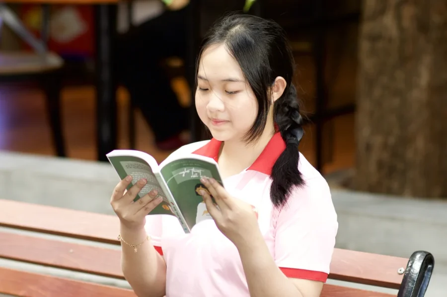 Đại sứ Văn hóa đọc Anh Thư và nhà báo Trung Nghĩa lan tỏa tình yêu sách tại TP.HCM