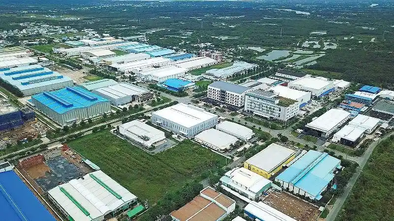 Đại biểu Quốc hội bỏ phiếu thông qua luật tại hội trường
