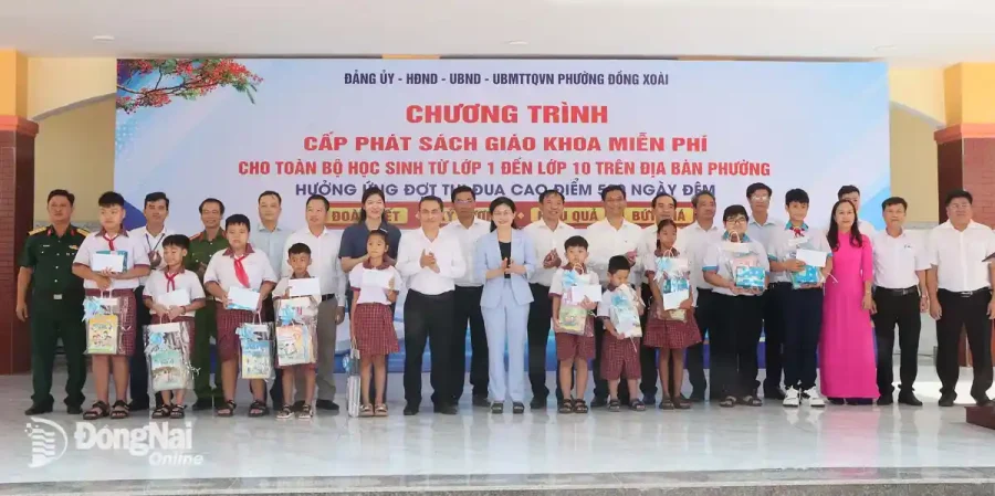 Học sinh và phụ huynh làm thủ tục mượn sách tại Thư viện SGK dùng chung phường Đồng Xoài