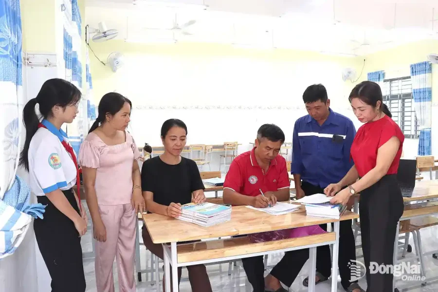 Học sinh và phụ huynh làm thủ tục mượn sách tại Thư viện SGK dùng chung phường Đồng Xoài