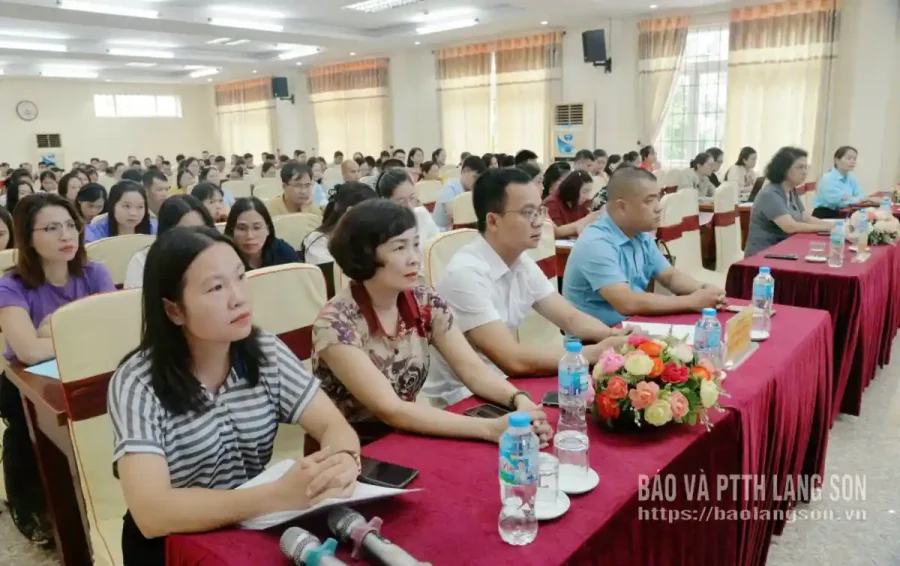 Đại biểu tham gia hội nghị tập huấn nghiệp vụ thư viện tại Lạng Sơn