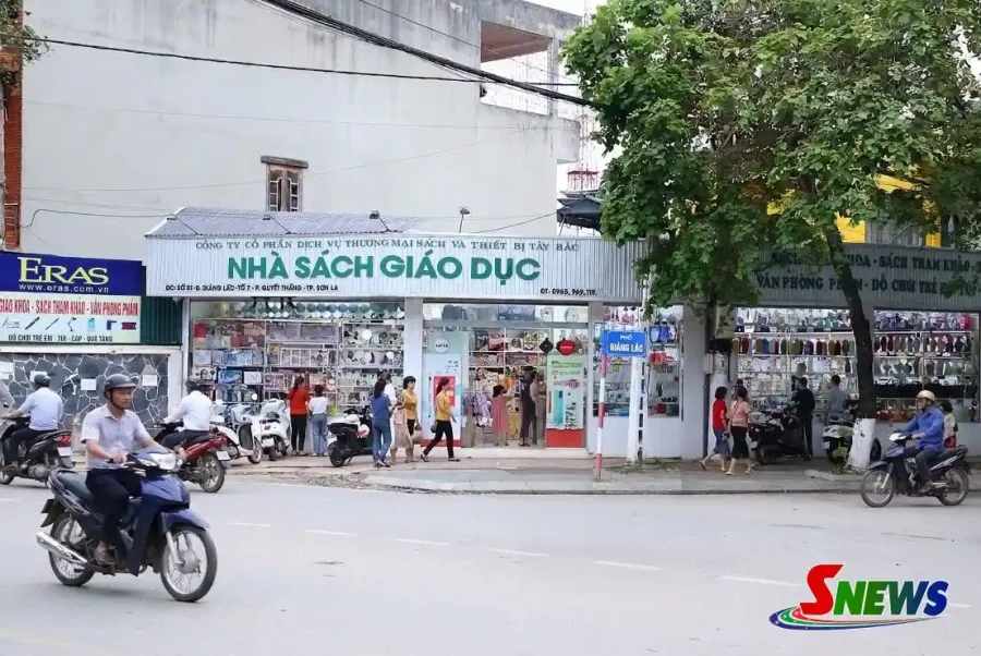Phụ huynh và học sinh mua sắm sách giáo khoa tại cửa hàng trước thềm năm học mới