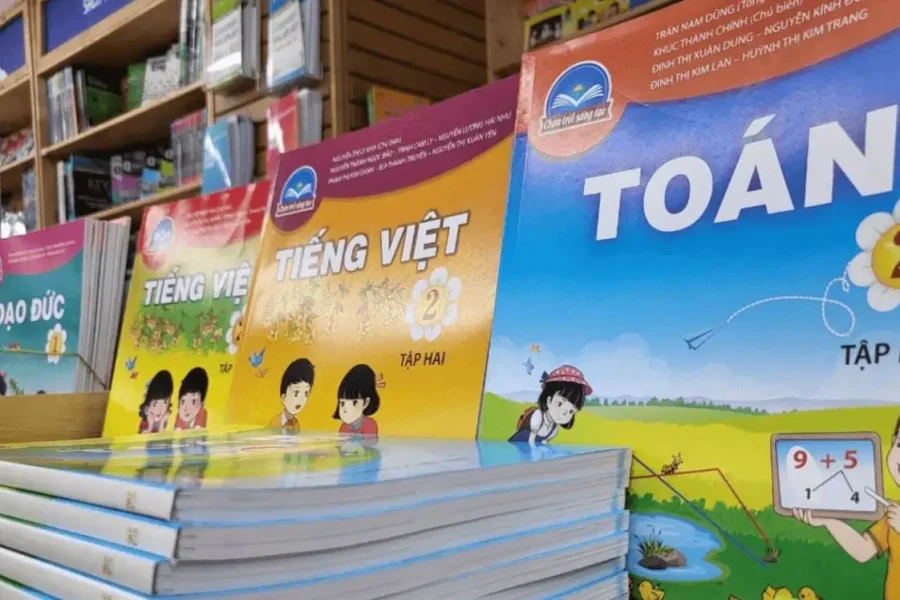 Học sinh sử dụng sách giáo khoa tại thư viện trường học