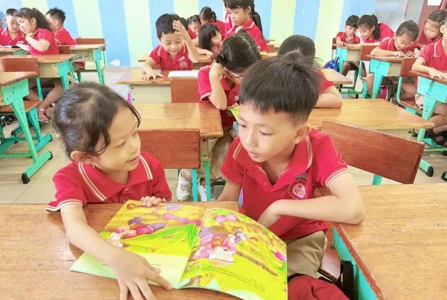 Hoạt động đọc sách của học sinh tiểu học tại góc thư viện lớp học