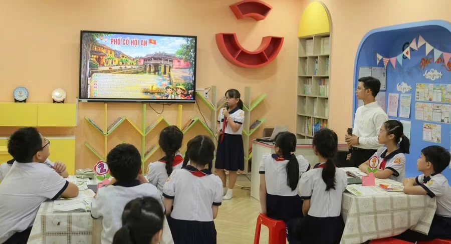 Hoạt động đọc sách của học sinh tiểu học tại góc thư viện lớp học