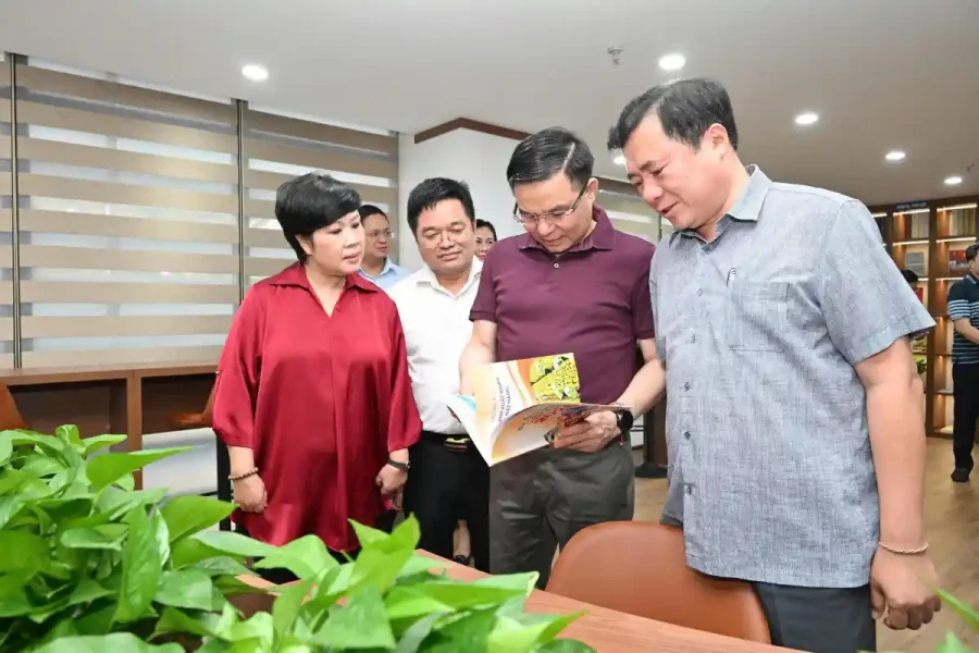 Bộ trưởng Bộ Công Thương Lê Mạnh Hùng tham quan Không gian Văn hóa đọc ngành Công Thương