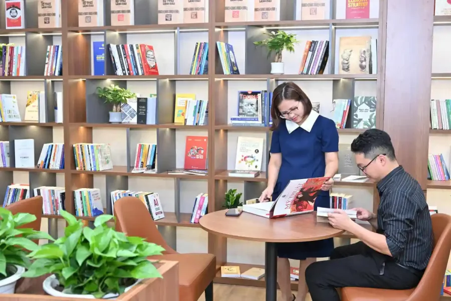 Bộ trưởng Bộ Công Thương Lê Mạnh Hùng tham quan Không gian Văn hóa đọc ngành Công Thương