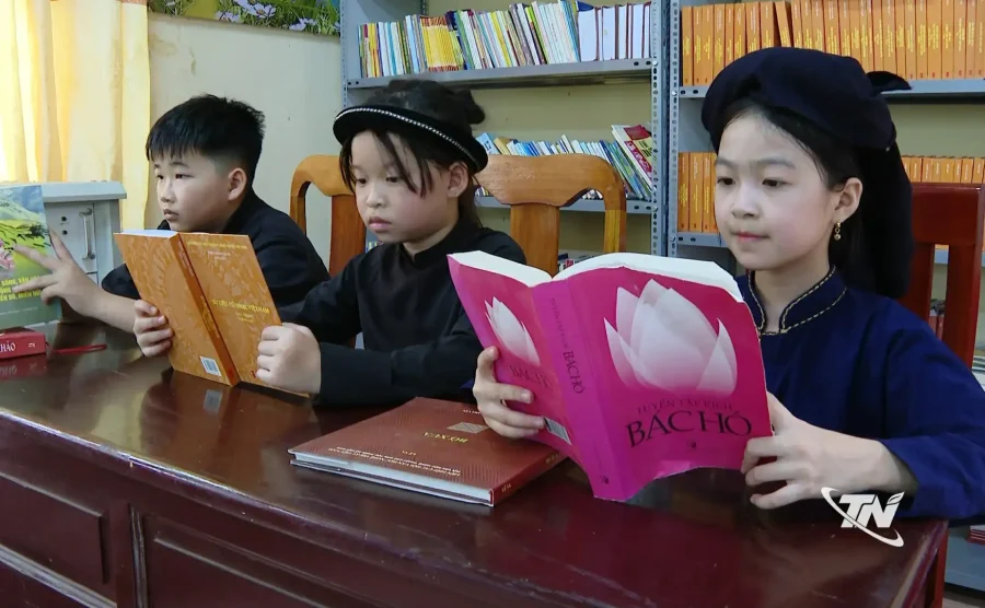 Các em nhỏ đọc sách tại Thư viện cộng đồng xã Nam Cường
