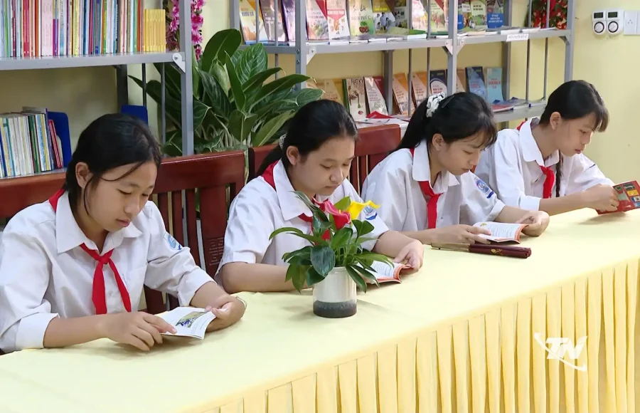 Các em nhỏ đọc sách tại Thư viện cộng đồng xã Nam Cường