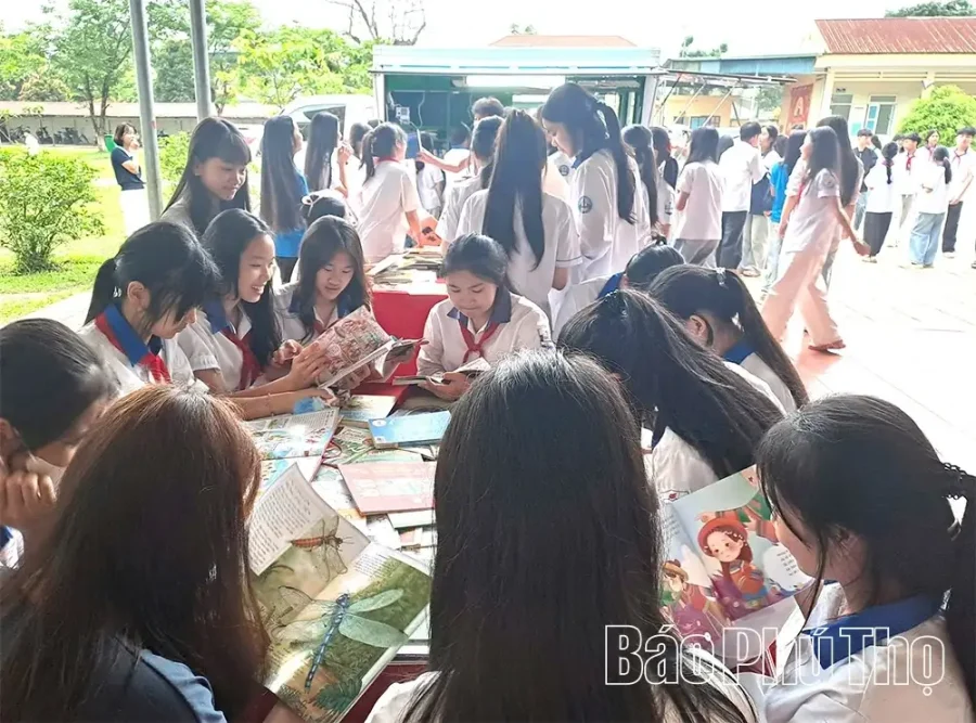 Xe thư viện lưu động phục vụ học sinh tại Phú Thọ