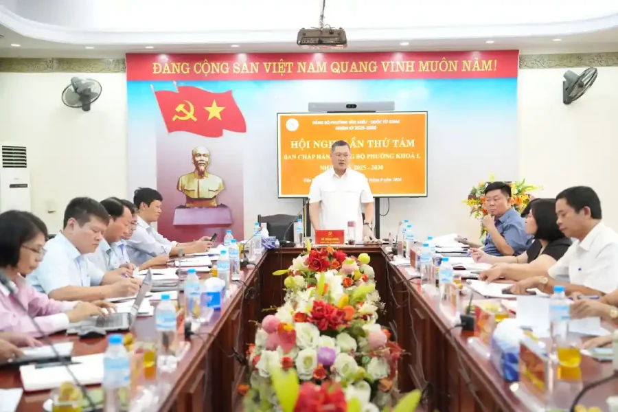 Bí thư Đảng ủy phường Văn Miếu - Quốc Tử Giám phát biểu tại hội nghị
