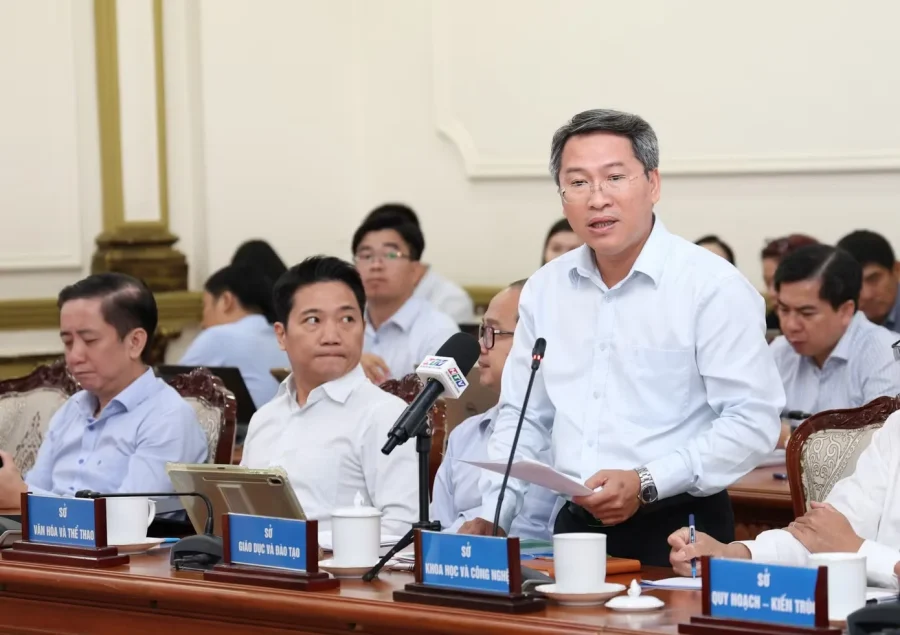 Ông Nguyễn Tấn Phát trao đổi tại phiên họp đánh giá tình hình kinh tế xã hội TPHCM
