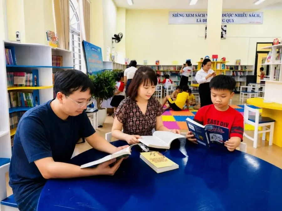 Gia đình đọc sách tại thư viện thành phố Đà Nẵng