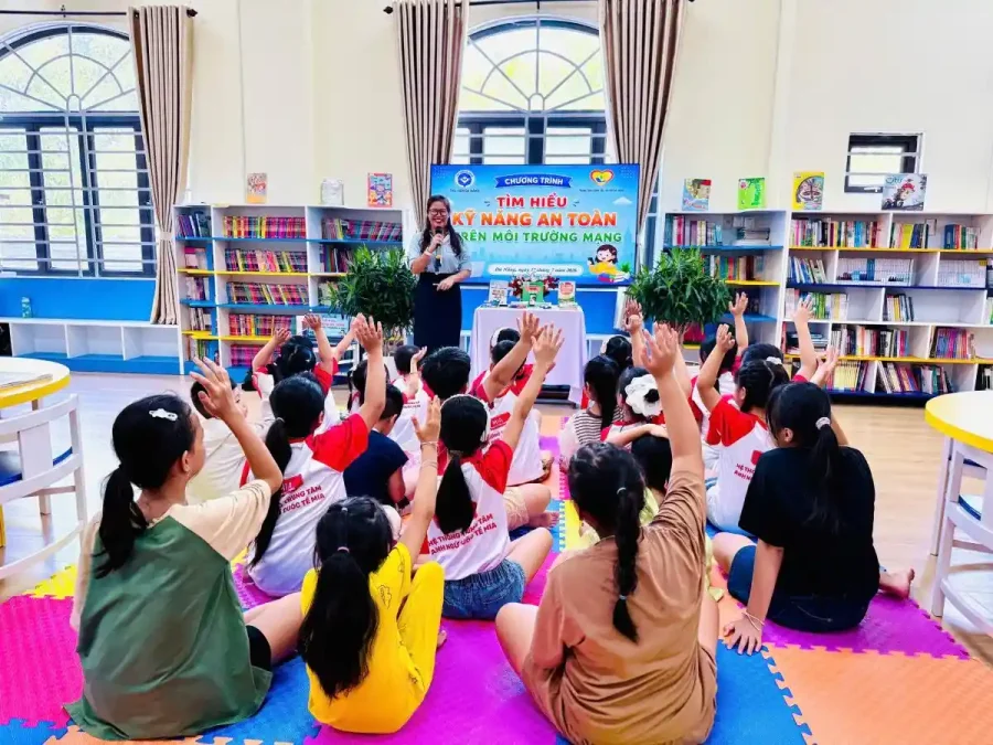Gia đình đọc sách tại thư viện thành phố Đà Nẵng