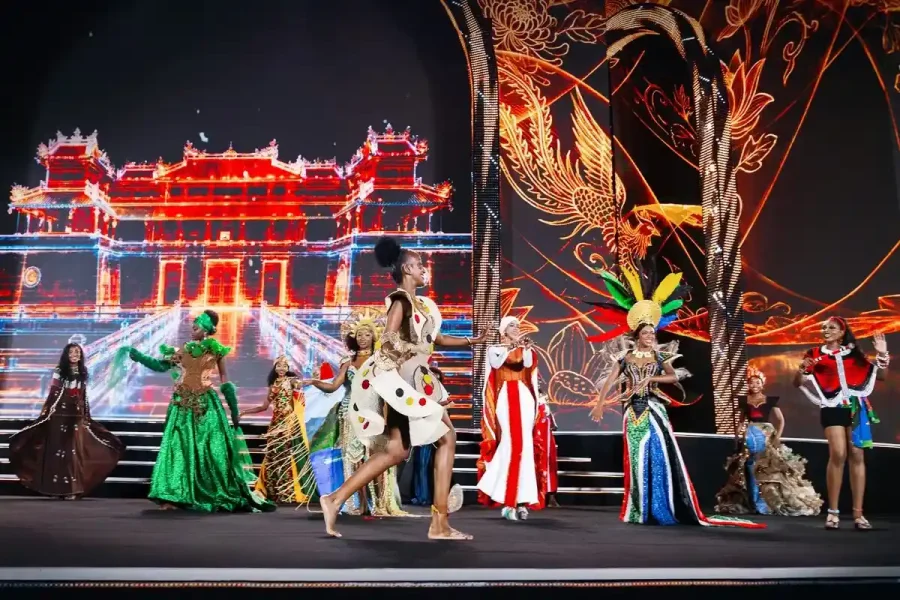 Hoa hậu Lê Nguyễn Bảo Ngọc trình diễn trang phục văn hóa tại Miss World 2026