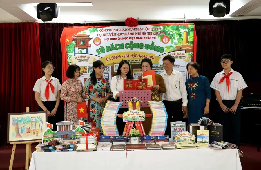 Lãnh đạo và học sinh tham quan tủ sách cộng đồng ứng dụng công nghệ số tại Trường THCS Ba Đình