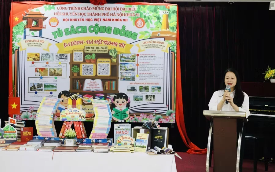 Lãnh đạo và học sinh tham quan tủ sách cộng đồng ứng dụng công nghệ số tại Trường THCS Ba Đình