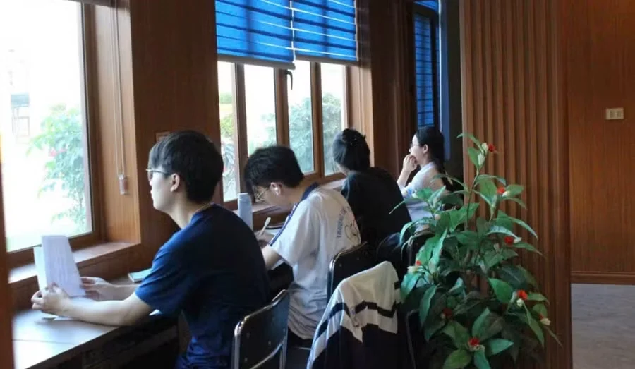 Học sinh trải nghiệm không gian đọc sách hiện đại ứng dụng công nghệ số tại trường học