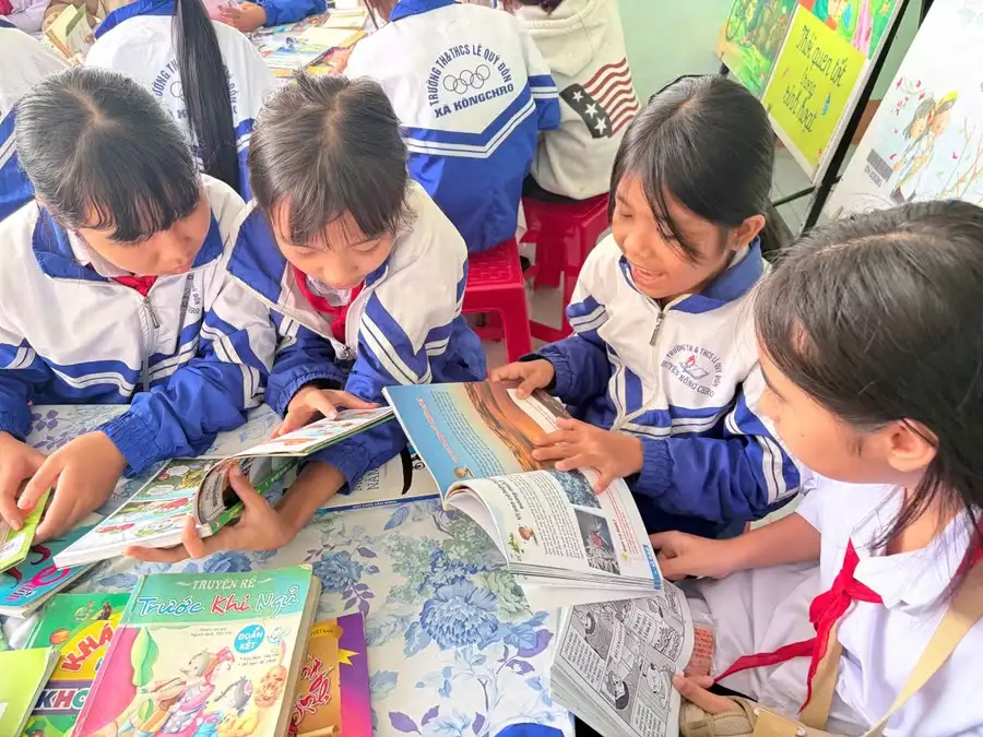 Xe thư viện lưu động mang sách và công nghệ đến với học sinh xã Kông Chro
