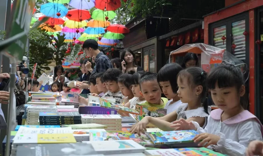 Không gian đọc sách tại tủ sách cộng đồng và thư viện mở
