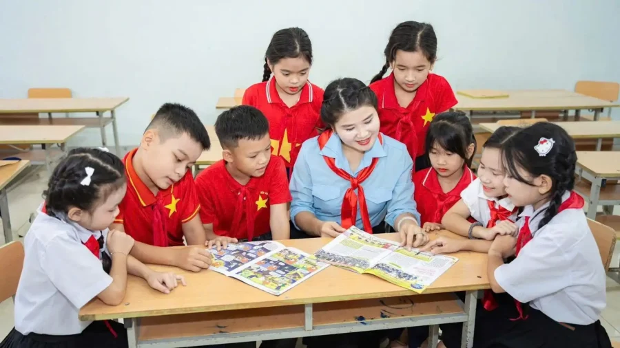 Thiếu nhi đọc sách báo trong không gian thư viện trường học